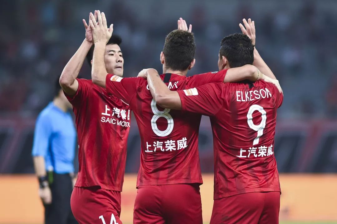 包含上海上港胜平负占据积分榜前二位的词条