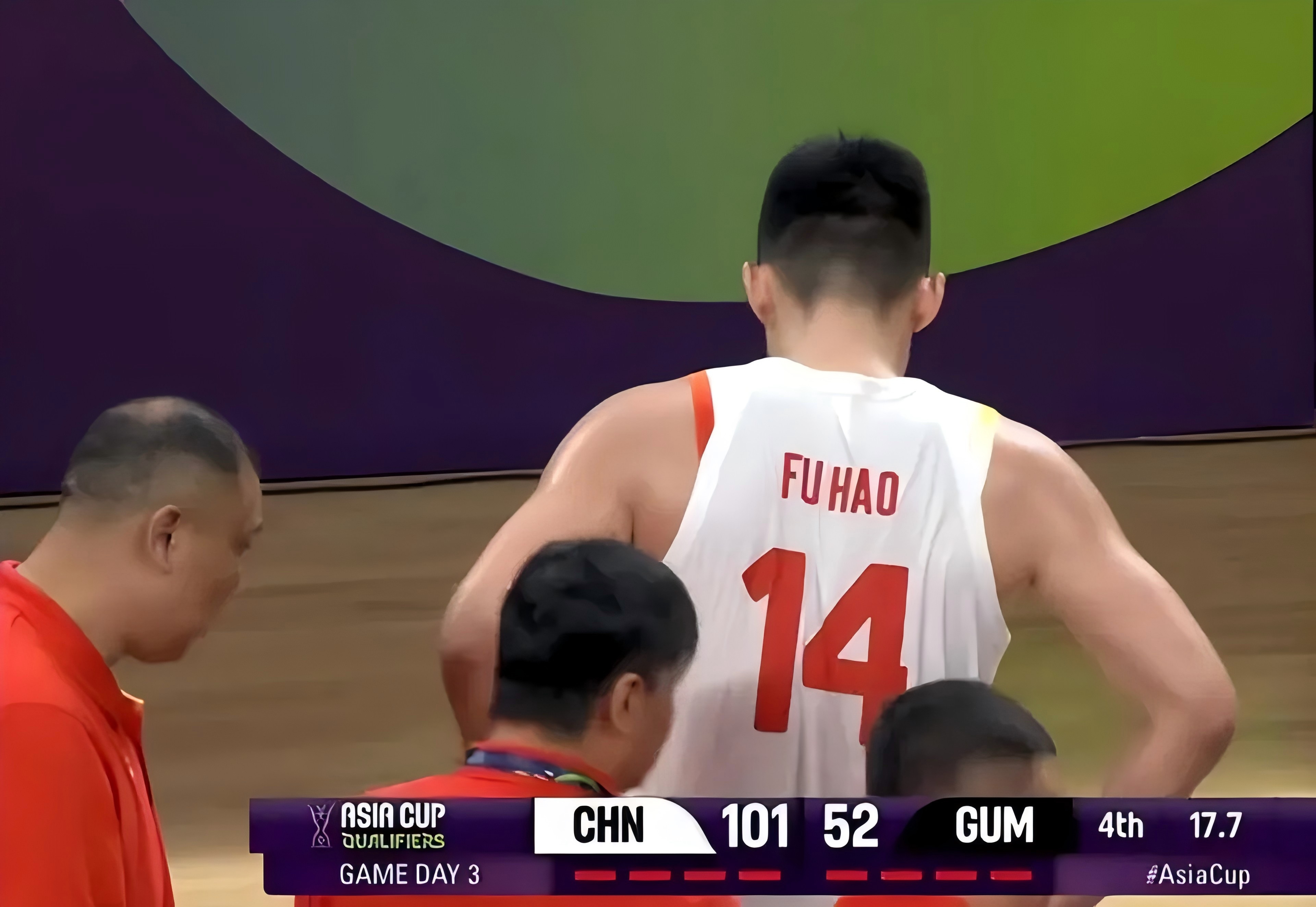 队员在比赛中深刻挖掘对手弱点获得胜利(在比赛过程中,针对对手可能带来的问题应如何应对)