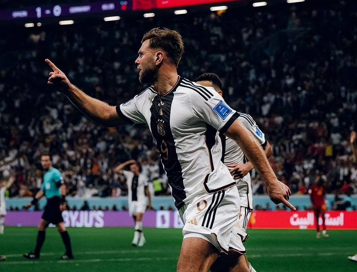 关于雷纳托·桑切斯领衔，里昂取得欧联杯胜利的信息